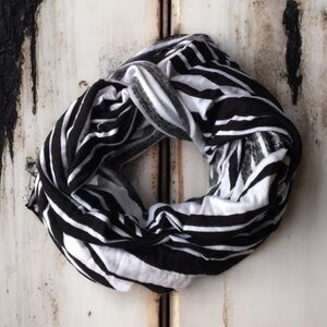🚨 Black & White infinity scarf. Cute. Lightweight.